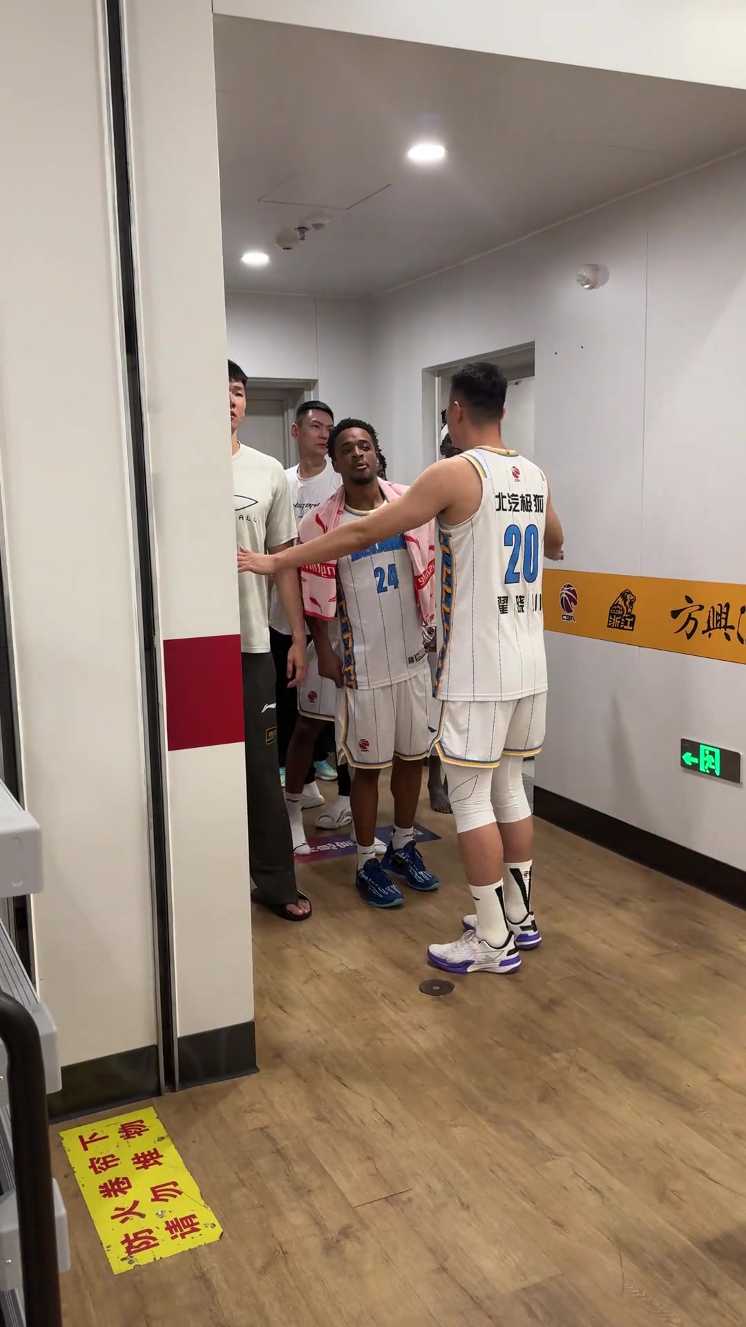 家有一老👍赛后冲突时 翟晓川拦住队友并耐心劝说！